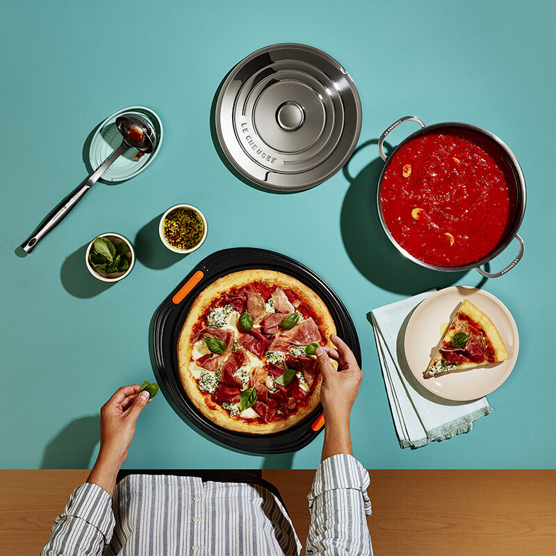 ルクルーゼ　ベイクウェア　 ピザ　 トレイ / パン Heavy Gauge Metal Round Pizza Pan | Le Creuset